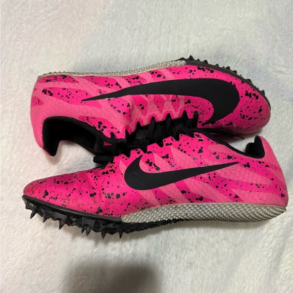 Nike Pink and Black Athletic Shoes with Speckled Design - Picture 4 of 7